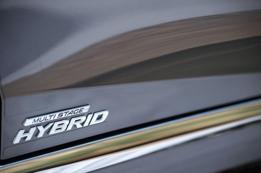 Детали экстерьера Lexus LS500h AWD 2018 года  (UK) (фото 9 из 40)